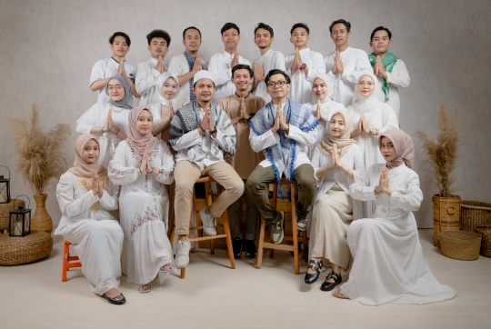 Kebersamaan tim Vibesroom Studio saat Idulfitri