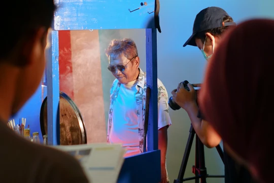 Potret kebersamaan Vibesroom Studio dengan pedagang lokal