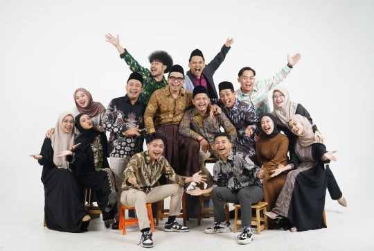 Kegembiraan tim Vibesroom Studio dalam keberagaman